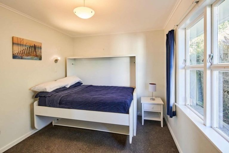 Photo of property in 6 Warrington Grove, Newlands, Wellington, 6037