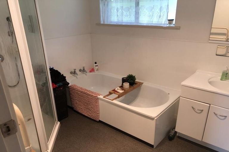 Photo of property in 16 Hillside Drive, Maoribank, Upper Hutt, 5018