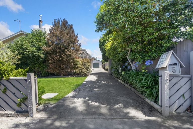 Photo of property in 5 Brookby Crescent, Avonhead, Christchurch, 8042