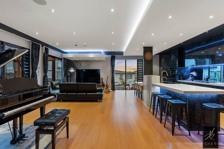 Photo of property in 21 Colliston Rise, Pinehill, Auckland, 0632