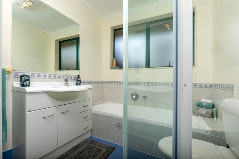 Photo of property in 48 View Ridge Drive, Ranui, Auckland, 0612