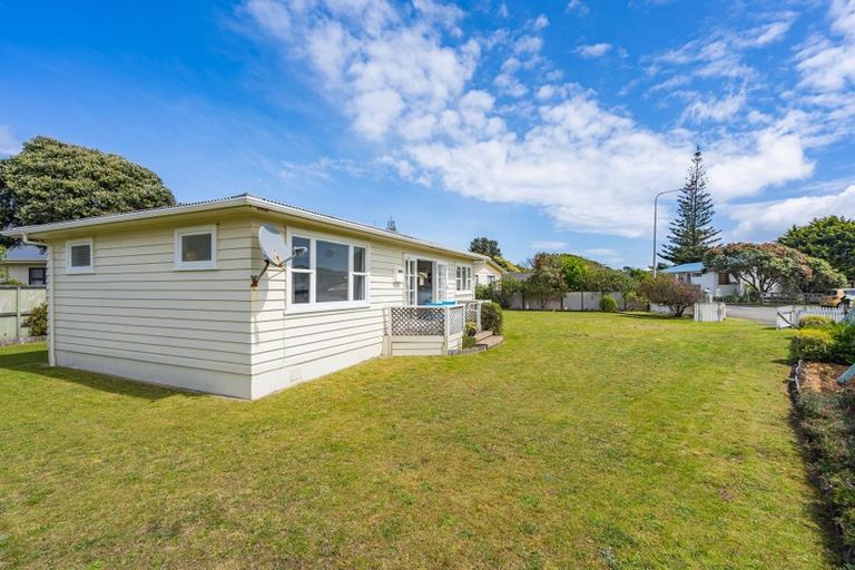 Photo of property in 11 Adrian Grove, Waikanae Beach, Waikanae, 5036