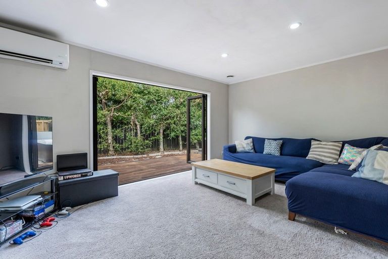 Photo of property in 2/13 De Quincey Terrace, Highland Park, Auckland, 2010