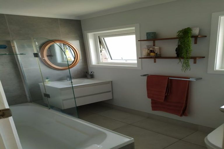 Photo of property in 2/1 Pemberton Avenue, Bayview, Auckland, 0629