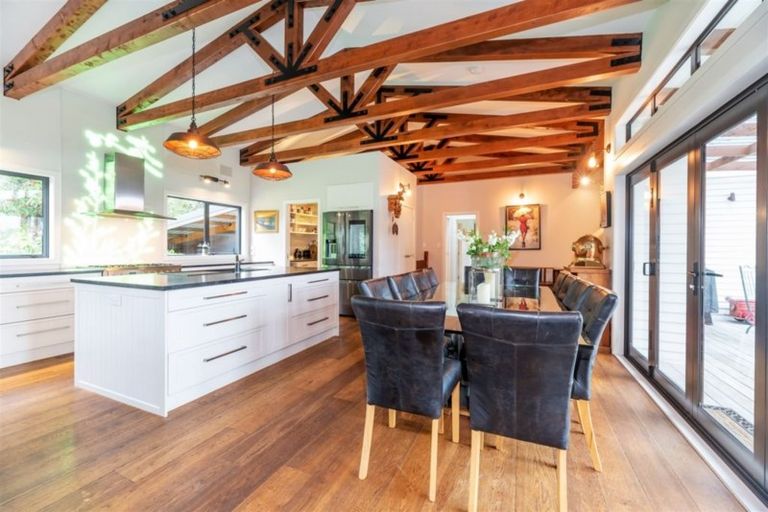 Photo of property in 32 Hanham Road, Kumeu, 0891