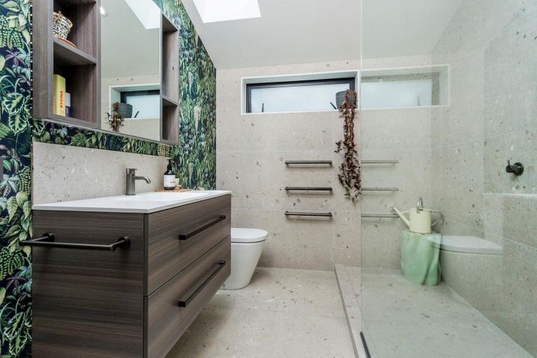 Photo of property in 2 Old Lake Road, Narrow Neck, Auckland, 0624