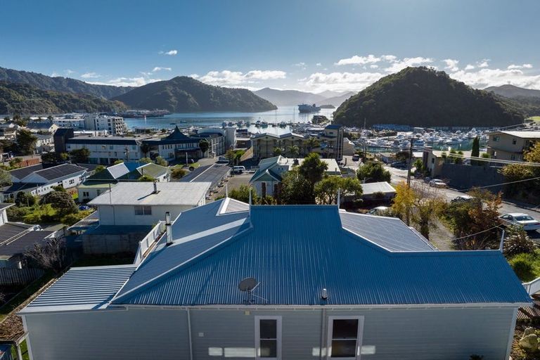 Photo of property in 5 Taranaki Street, Picton, 7220