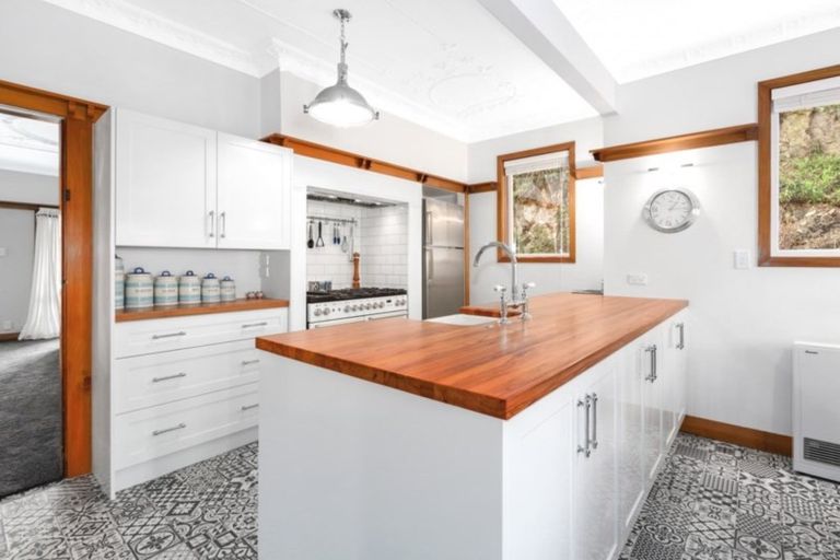 Photo of property in 102 Paremata Road, Paremata, Porirua, 5024