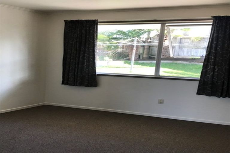Photo of property in 32 Roick Parade, Glen Eden, Auckland, 0602
