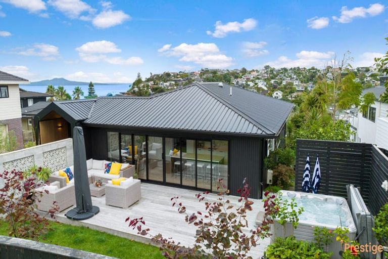 Photo of property in 1/33 Hyde Road, Rothesay Bay, Auckland, 0630