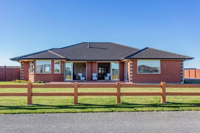 Photo of property in 2/2 Loe Place, Amberley, 7410