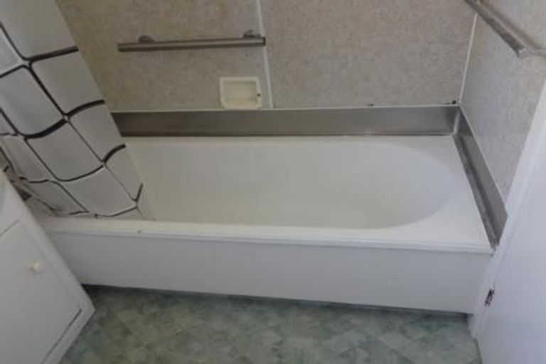 Photo of property in 3/42 Lincoln Road, Henderson, Auckland, 0610