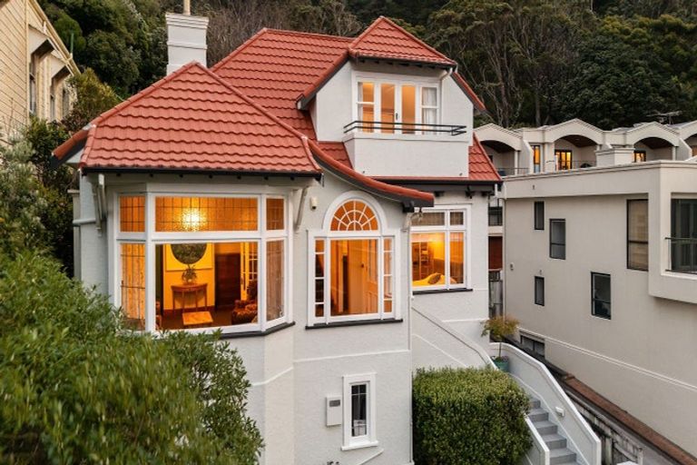 Photo of property in 210 Oriental Parade, Oriental Bay, Wellington, 6011