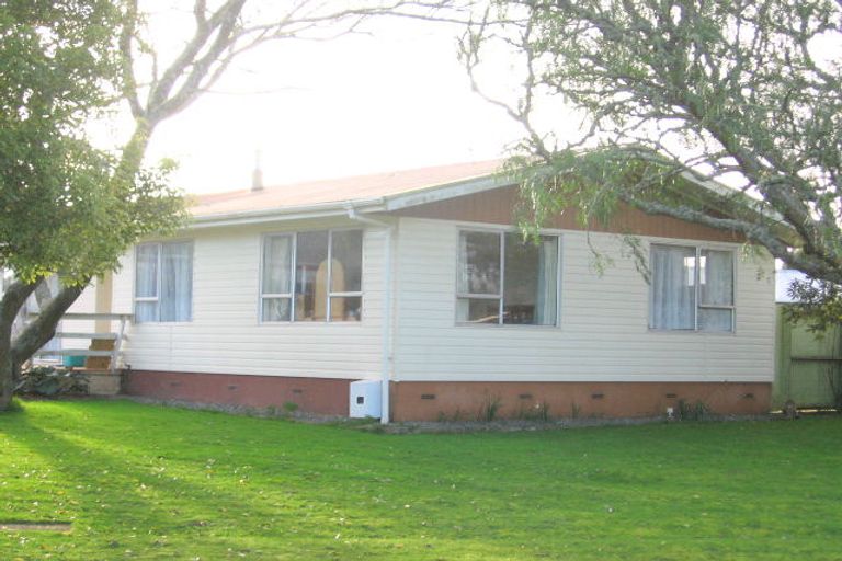 Photo of property in 42 Oakfield Crescent, Pukete, Hamilton, 3200
