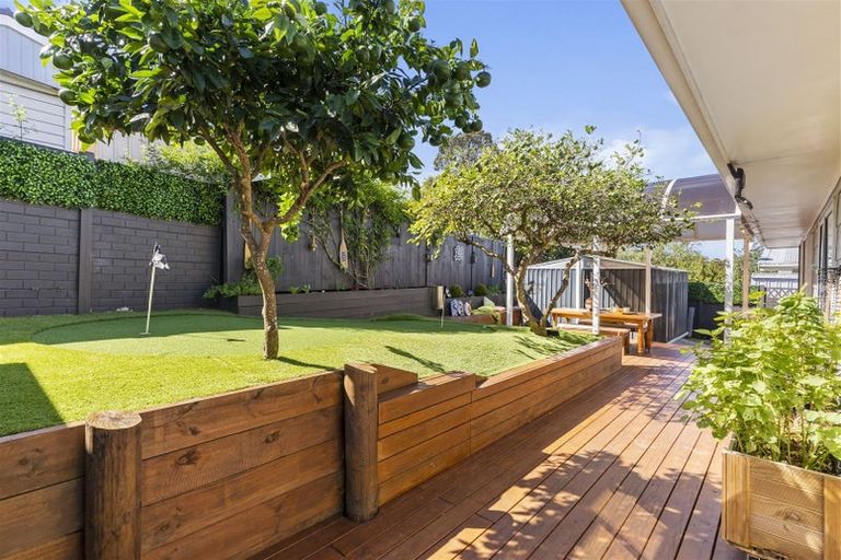 Photo of property in 2/7 Yarra Place, Botany Downs, Auckland, 2010