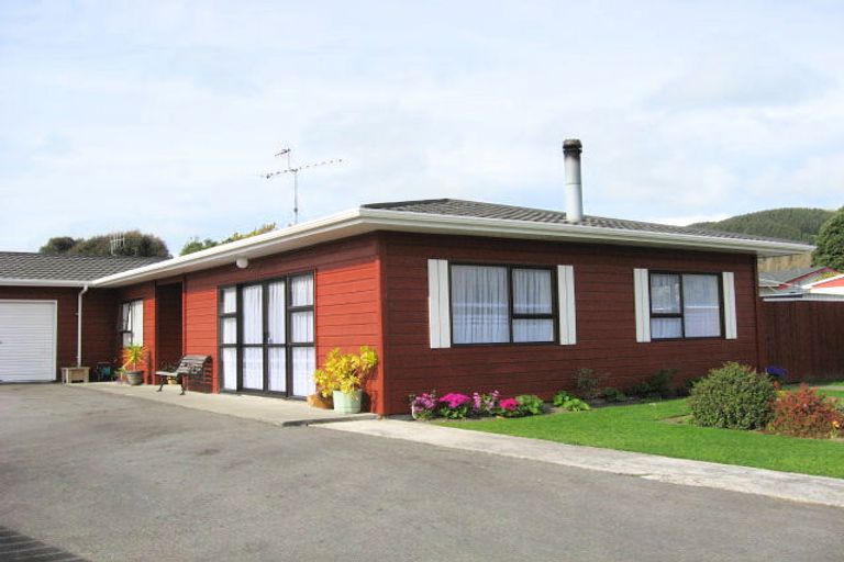 Photo of property in 4 Atarau Grove, Paraparaumu, 5032