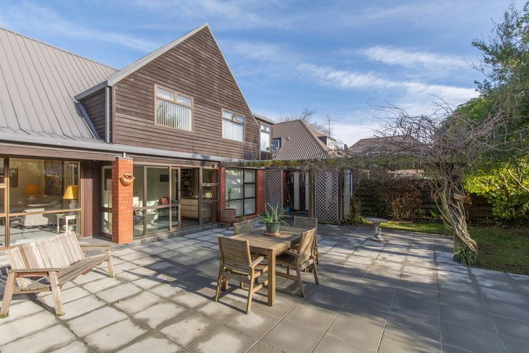 Photo of property in 2 Kent Lodge Avenue, Avonhead, Christchurch, 8042