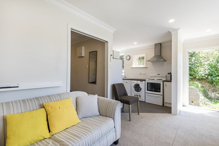 Photo of property in 2 Kopiko Way, Brooklyn, Wellington, 6021