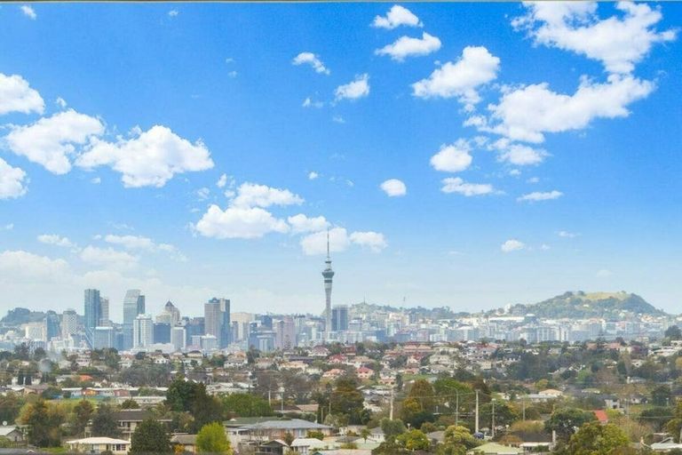 Photo of property in 15 Target Road, Totara Vale, Auckland, 0629