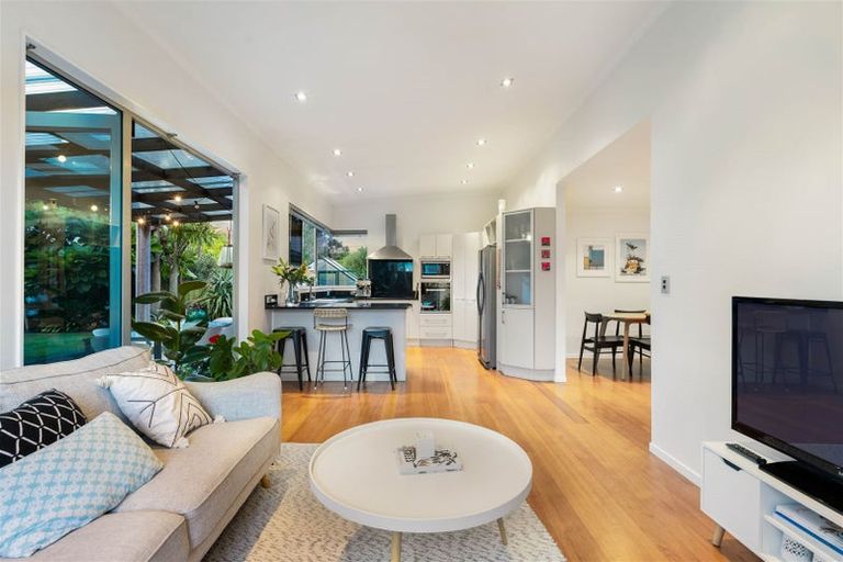 Photo of property in 1 Walton Street, Red Beach, 0932