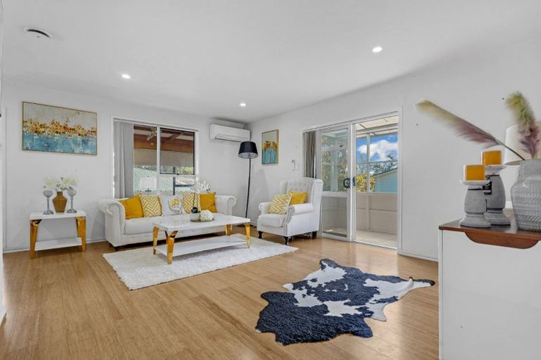 Photo of property in 2/3 Barron Drive, Green Bay, Auckland, 0604