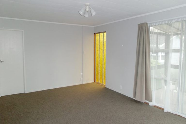 Photo of property in 1/32a Sunnynook Road, Sunnynook, Auckland, 0620