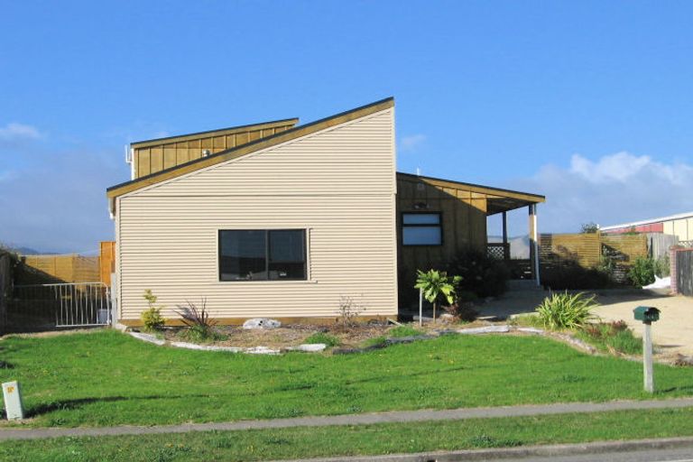 Photo of property in 44 Rutherford Drive, Waikanae Beach, Waikanae, 5036