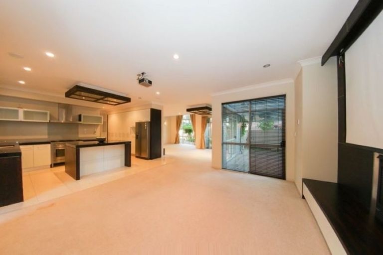 Photo of property in 30 Cherrywood Crescent, Northpark, Auckland, 2013