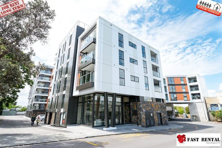 Photo of property in 18 Sumich Place, West Harbour, Auckland, 0618