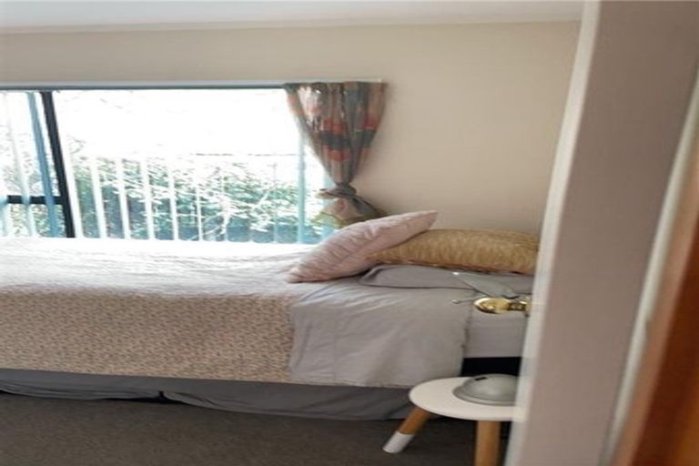 Photo of property in 1/17 Exeter Place, Unsworth Heights, Auckland, 0632