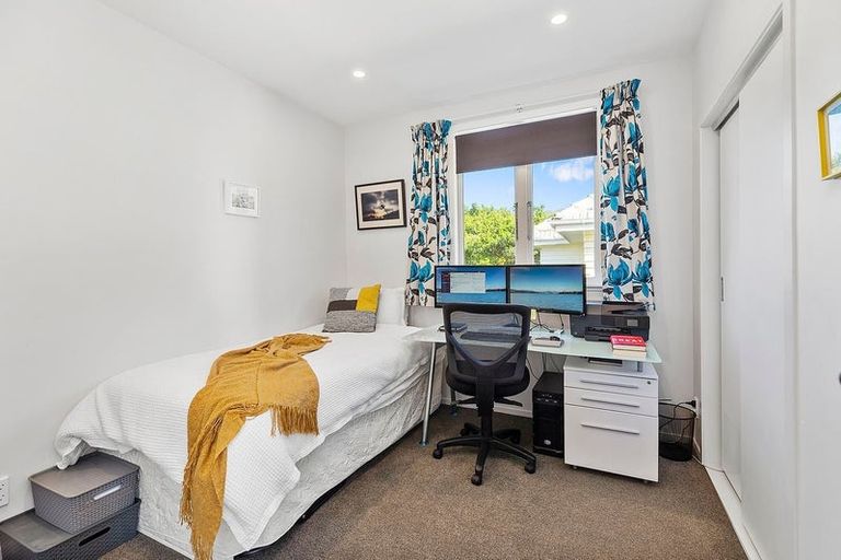 Photo of property in 27 Mexted Terrace, Tawa, Wellington, 5028