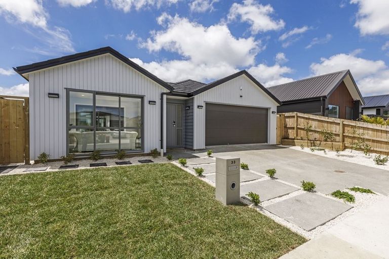 Photo of property in 33 Lumbarda Drive, Kumeu, 0810