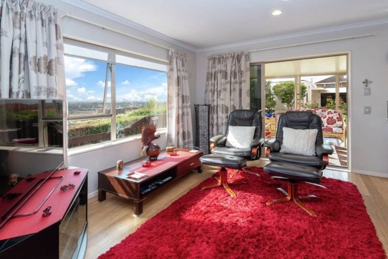 Photo of property in 2/42 Mccahill Views, Botany Downs, Auckland, 2010