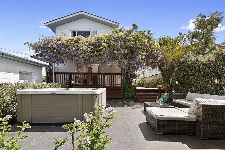 Photo of property in 21 Church Street, Northcote Point, Auckland, 0627