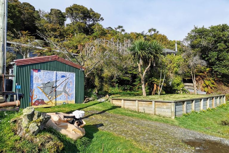 Photo of property in 27 Golden Bay Road, Halfmoon Bay / Oban, Stewart Island, 9818