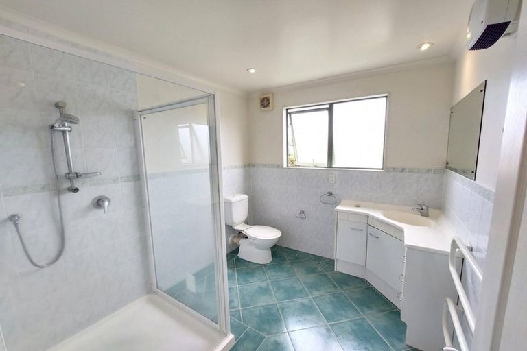 Photo of property in 66a Waimumu Road, Massey, Auckland, 0614