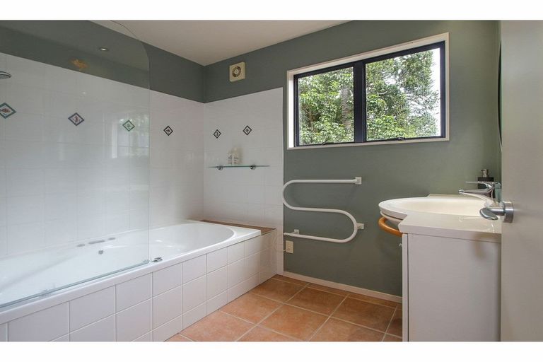 Photo of property in 88 Hinau Road, Waimauku, 0881