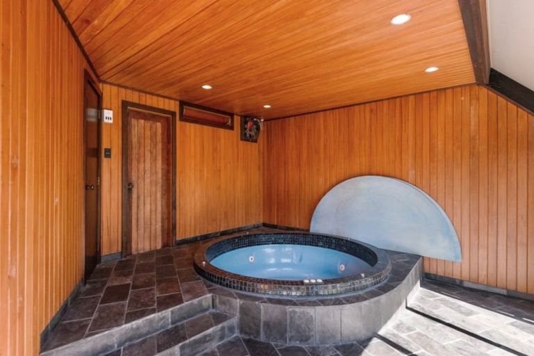 Photo of property in 16 Woodstock Place, Russley, Christchurch, 8042