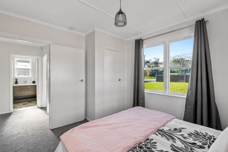 Photo of property in 65 Farquhar Road, Glendene, Auckland, 0602