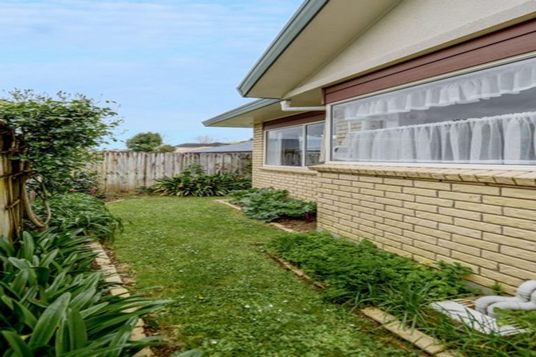Photo of property in 2/5 Headcorn Place, Botany Downs, Auckland, 2010