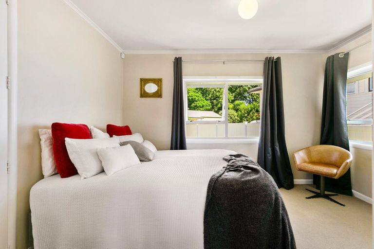 Photo of property in 33 Covil Avenue, Te Atatu South, Auckland, 0610