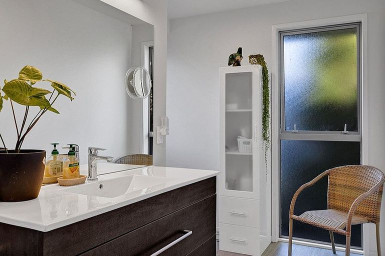 Photo of property in 184b Seaview Road, Westown, New Plymouth, 4310