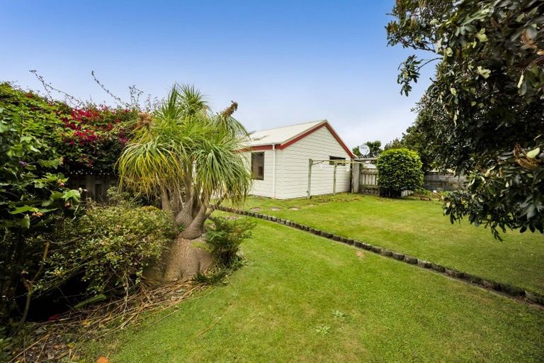 Photo of property in 16 Heaphy Road, Opunake, 4616