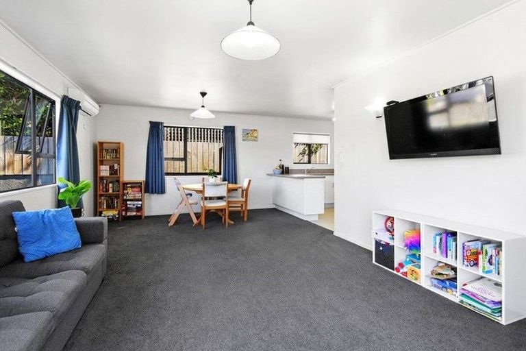 Photo of property in 2/4 Dowse Drive, Maungaraki, Lower Hutt, 5010