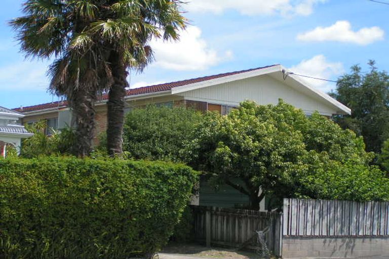 Photo of property in 2/98 Queen Street, Northcote Point, Auckland, 0627