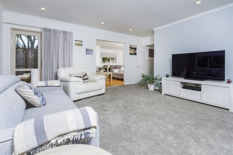 Photo of property in 2/46 Heathcote Road, Castor Bay, Auckland, 0620