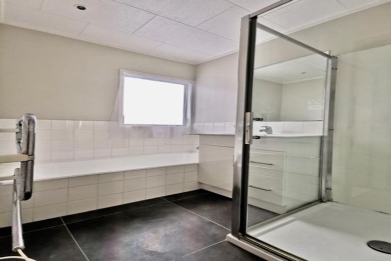 Photo of property in 1 Mark Edward Drive, Half Moon Bay, Auckland, 2012