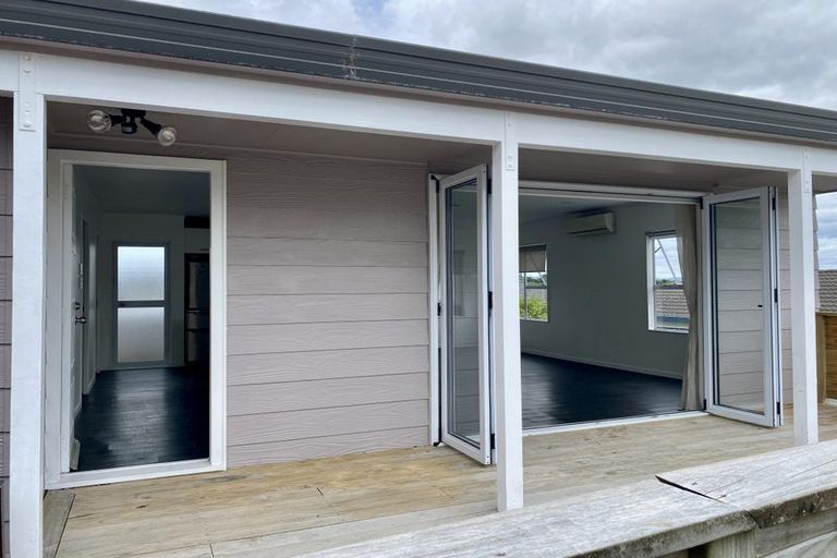 Photo of property in 10 Bill Phillip Place, Clendon Park, Auckland, 2103