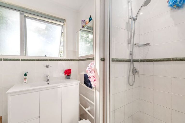 Photo of property in 19 Stallard Place, Glen Eden, Auckland, 0602