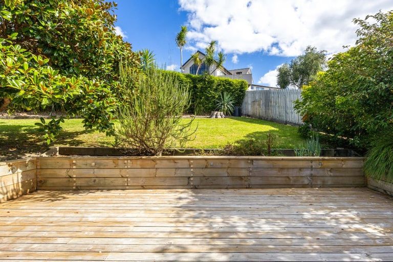Photo of property in 3 Idyll Place, Northcross, Auckland, 0632